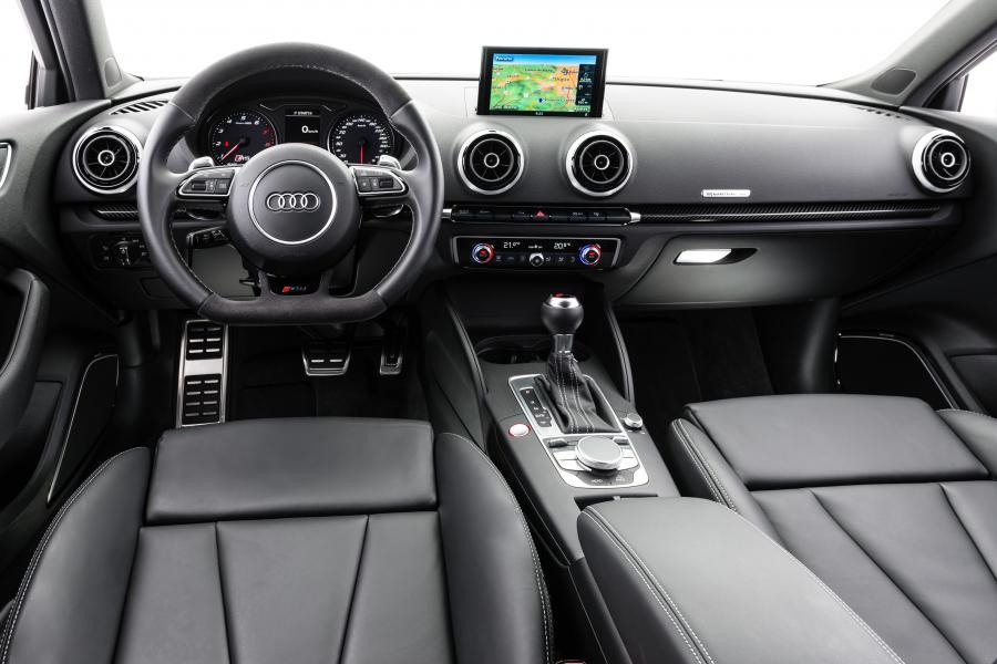 Торпедо Audi RS3 Sportback (8V) 2016 года  (LA) (фото 17 из 26)